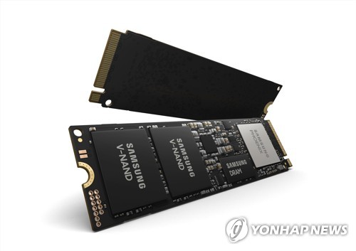 삼성전자, NVMe SSD '970 EVO Plus' 출시 (서울=연합뉴스) 삼성전자가 역대 최고 성능의 NVMe(M.2) SSD '970 EVO Plus 시리즈'를 한국, 미국, 중국, 독일 등 글로벌 50개국에 출시한다고 23일 전했다. '970 EVO Plus 시리즈'의 최대 용량인 2TB 모델은 NVMe 인터페이스 기반 M.2 SSD 가운데 최고 속도를 달성한 제품이다. 2019.1.23 [삼성전자 제공]