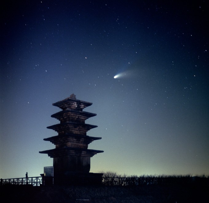 동상 수상작 ′왕궁탑과 헤일 밥 혜성 (정희창)′ 수십 년 동안 관측된 혜성들 중 가장 밝은 혜성인 헤일밥 혜성을 1997년 3월 31일 당시 필름 카메라로 촬영했다. 천문연 제공