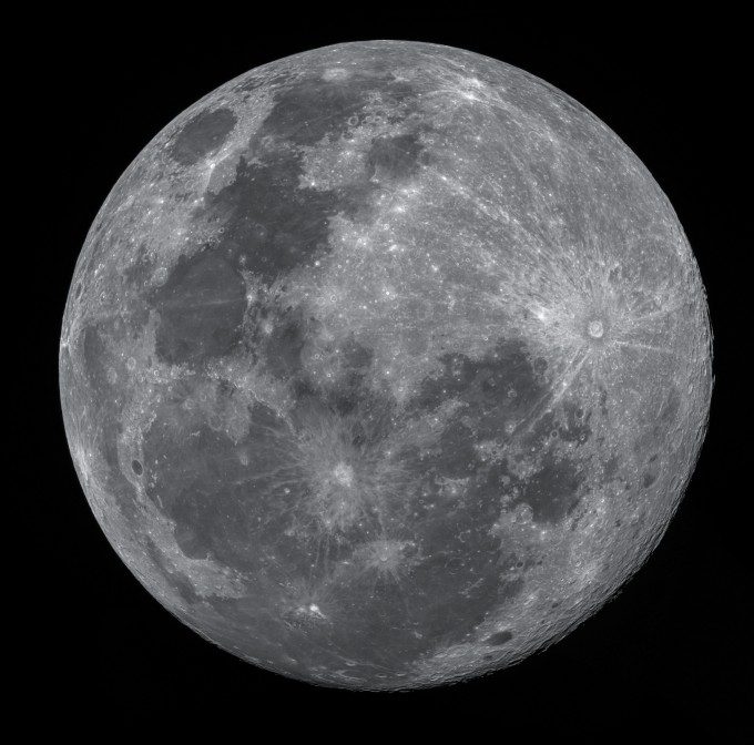 은상 수상작 ′99.3%, 정월대보름(배정훈)′. 정월대보름날 보름달을 11구역으로 나눠 촬영한 후 모자이크 합성으로 99.3%의 보름달을 완성했다. 천문연 제공