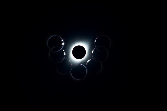동상 수상작 ′지구인이 받는 가장 황홀한 6개의 다이아반지 (김정현)′. 2019년 7월 2일 칠레 라세레나에서 관측한 개기일식. 가운데의 다이아몬드 반지와 같은 모양은 최대식 순간의 태양이다. 천문연 제공