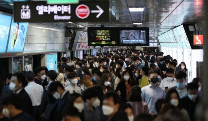 13일부터 서울 지하철이 혼잡할 때 승객은 반드시 마스크를 착용해야 한다. 마스크를 안 가져왔을 경우에는 역사에서 덴탈마스크를 구매할 수 있다. 연합뉴스 제공