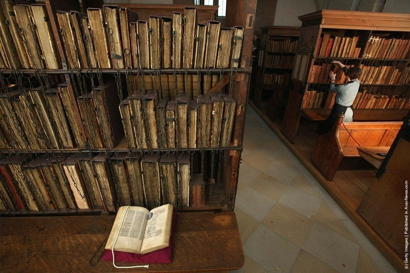 오래된 성당의 고서 보관실