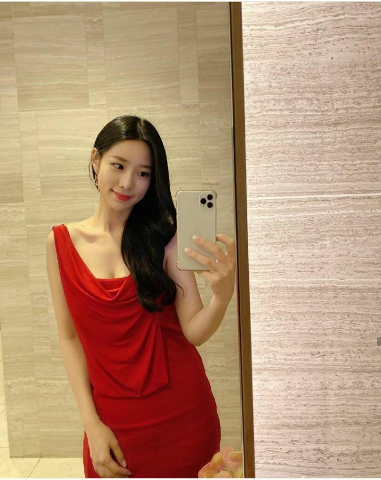 조현 빨간 드레스2.jpg