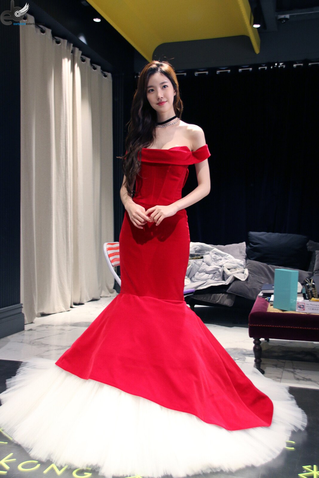 진세연 빨간 오프숄더 드레스 - 꾸르