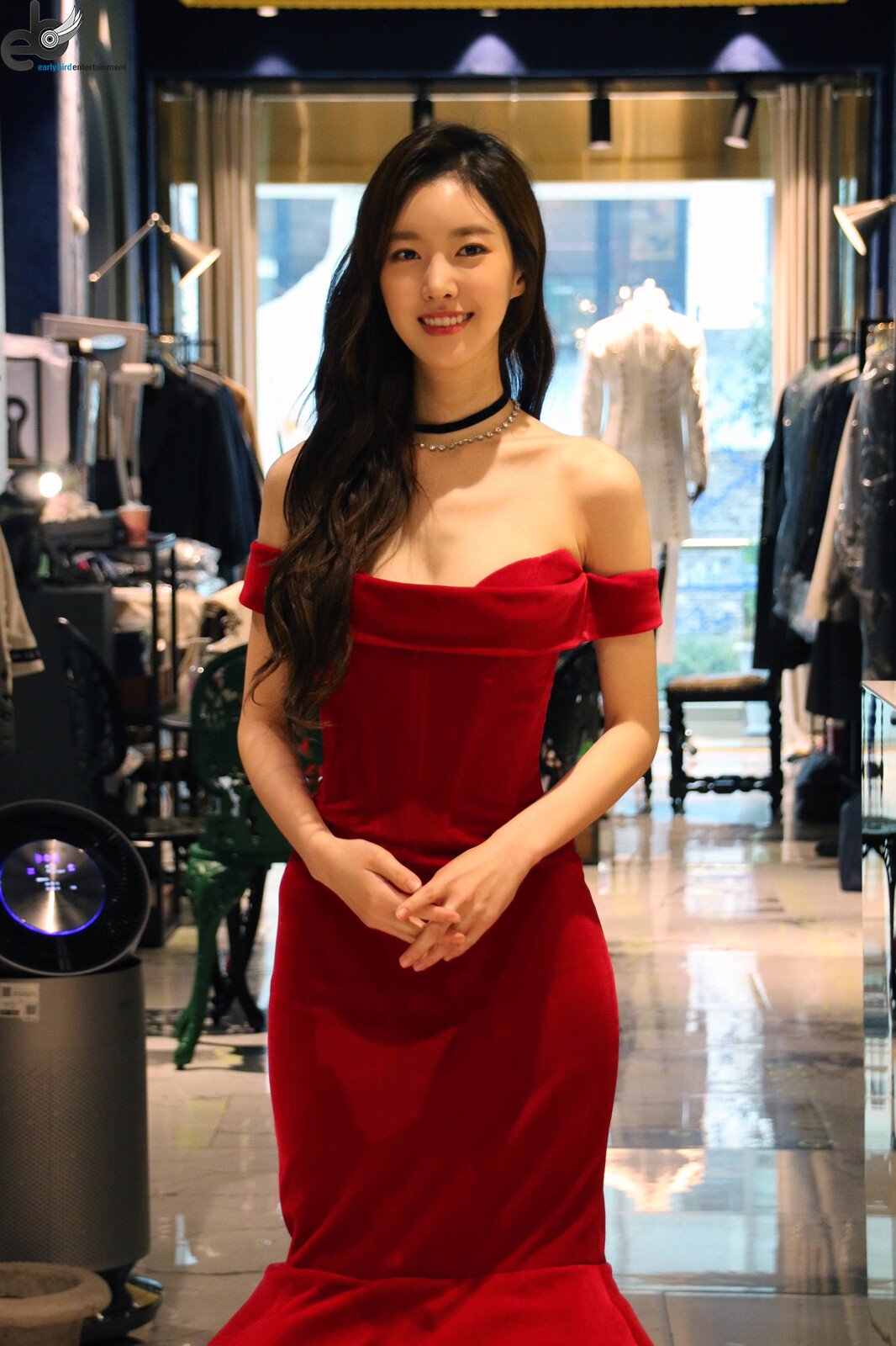 진세연 빨간 오프숄더 드레스 - 꾸르