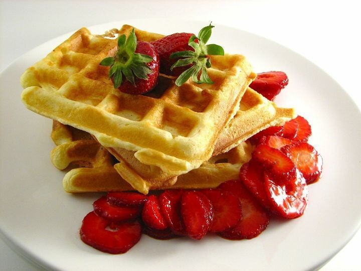 resized＿1200px－Waffles＿with＿Strawberries.jpg : 사람들이 잘 모르는 와플기계 만든 사람