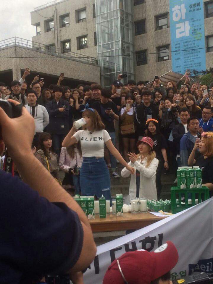우유 마시는 홍진영