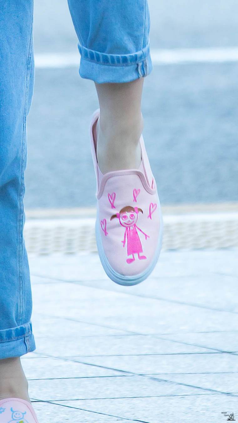 채영이가 그림 그려준 신발 자랑하는 모모