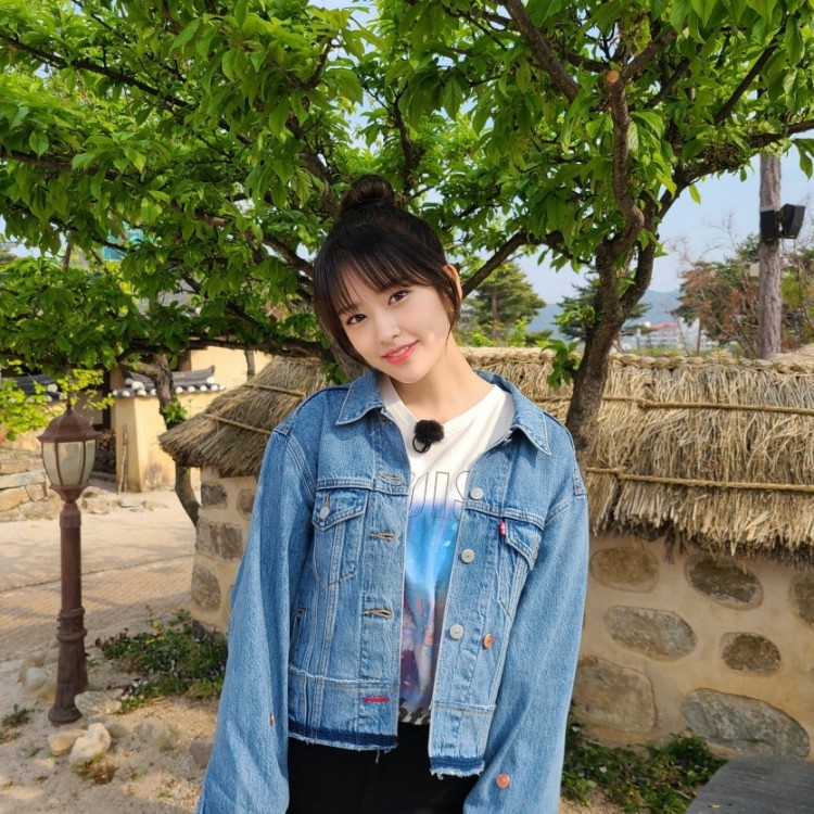 Tags: K-Pop, Ahn Yujin, IZ*ONE