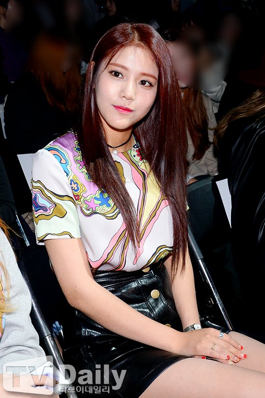 Tags: K-Pop, AOA (Ace Of Angels), Shin Hyejeong, Hand On Leg, Chair, Bare Legs, Watch, Black Skirt, Leather Skirt, Nail Polish, Sitting On Chair, TV Daily