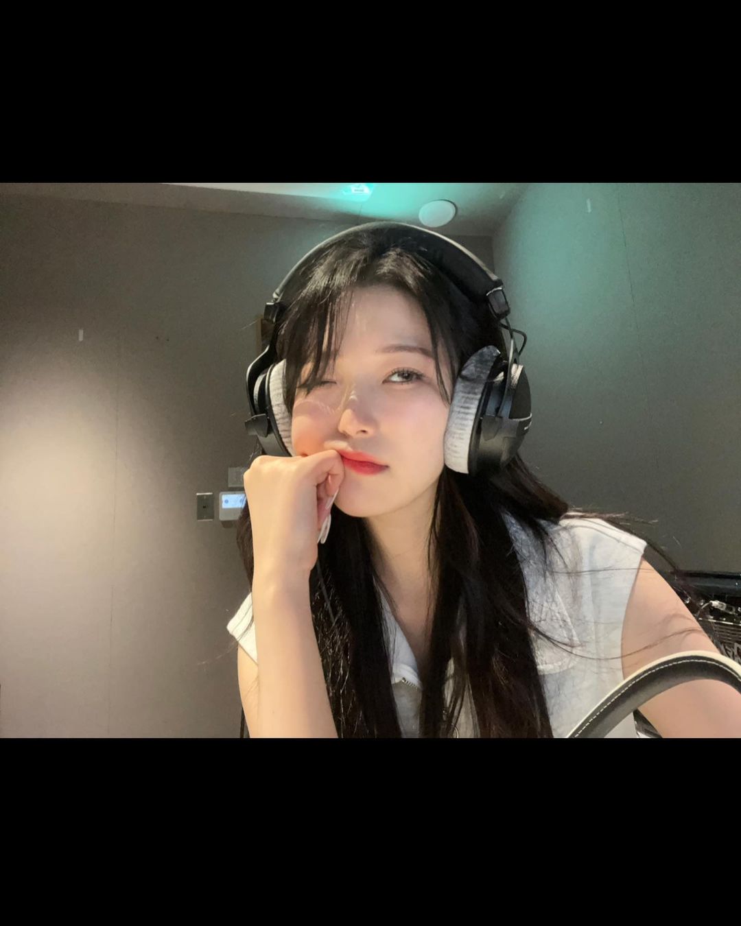 헤드셋 쓴 프로미스나인 백지헌