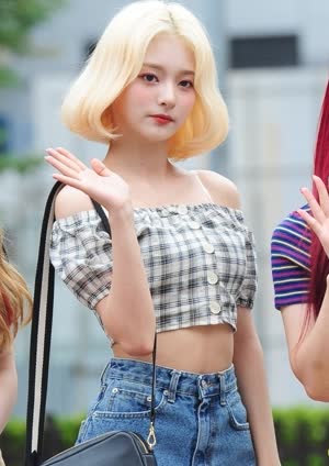 출근길 금발 인형 미모 프로미스나인 이나경