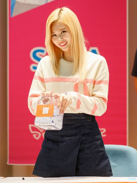 Tags: K-Pop, Twice, Minatozaki Sana, Pink Background, Sweater, Black Skirt, Fansite Request