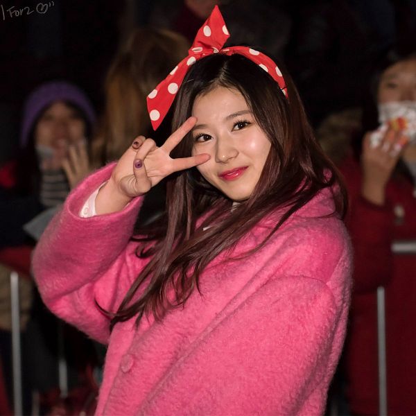 Tags: K-Pop, Twice, Minatozaki Sana, Red Headwear, Red Bow, Spotted, Hair Ornament, Hair Bow, Pink Outerwear, Night, Bow, Spotted Headwear