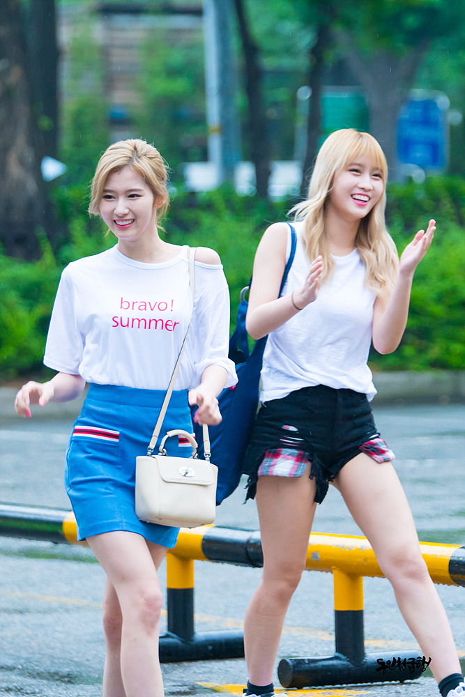 Tags: JYP Entertainment, K-Pop, Twice, Hirai Momo, Minatozaki Sana