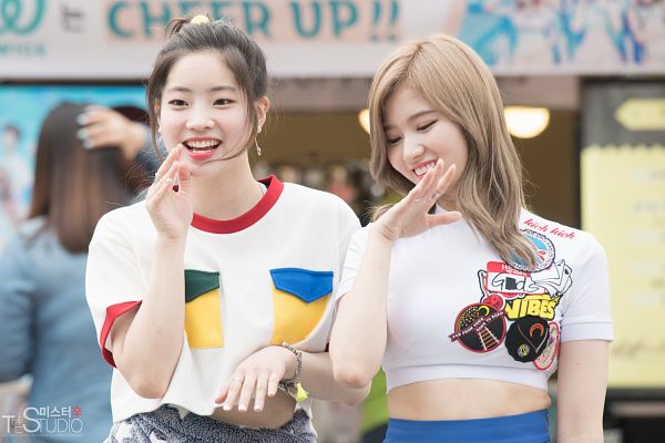 Tags: JYP Entertainment, K-Pop, Twice, Minatozaki Sana, Kim Dahyun, Wallpaper