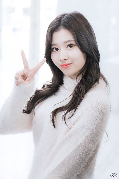 Tags: K-Pop, Twice, Minatozaki Sana, Sweater, V Gesture