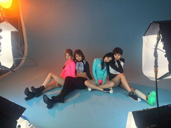 Tags: JYP Entertainment, K-Pop, Twice, Minatozaki Sana, Im Nayeon, Tzuyu, Yoo Jeongyeon, Four Girls, Pink Jacket, High Heels, Blue Pants, Sitting On Ground