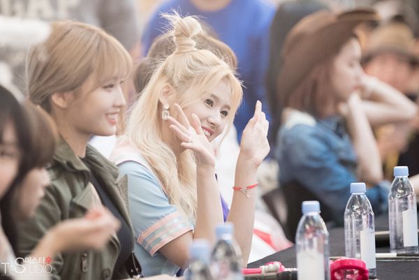 Tags: JYP Entertainment, K-Pop, Twice, Hirai Momo, Minatozaki Sana, Wallpaper