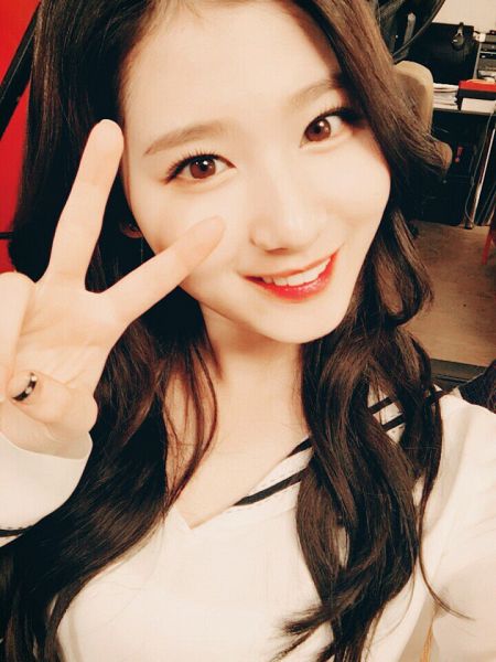 Tags: K-Pop, Twice, Minatozaki Sana, V Gesture, Selca