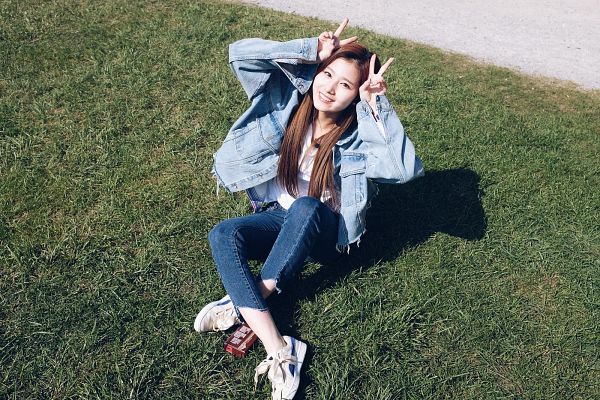 Tags: K-Pop, Twice, Minatozaki Sana, Denim Jacket, Sneakers, Grass, White Footwear, Shoes, V Gesture, Looking Up, Jeans, Sitting On Ground