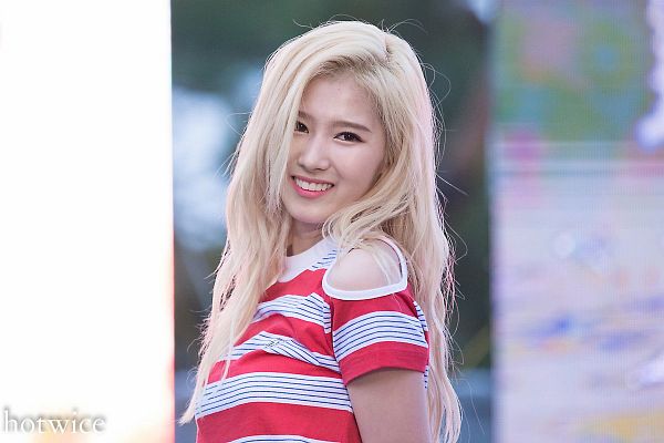 Tags: K-Pop, Twice, Minatozaki Sana, Striped, Red Shirt, Outdoors, Striped Shirt, Hotwice