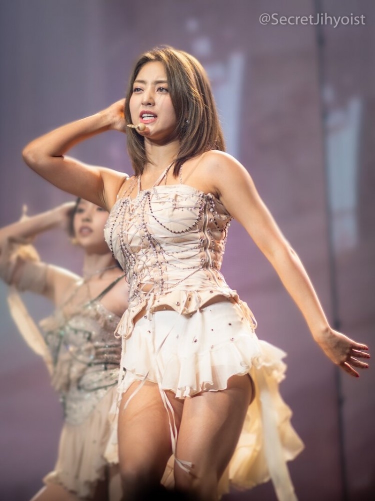 230625 TWICE Jihyo - ‘READY TO BE’ World Tour in Houston Day 2 documents 1