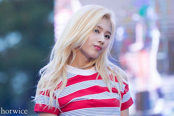 Tags: K-Pop, Twice, Minatozaki Sana, Striped Shirt, Striped, Red Shirt, Outdoors, Hotwice