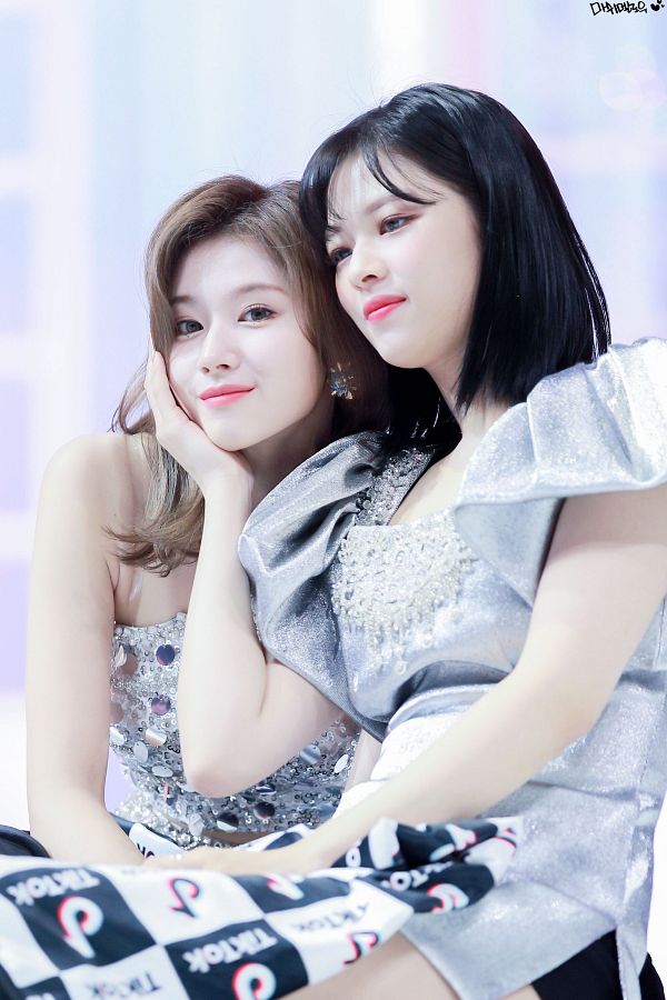 Tags: K-Pop, Twice, Yoo Jeongyeon, Minatozaki Sana