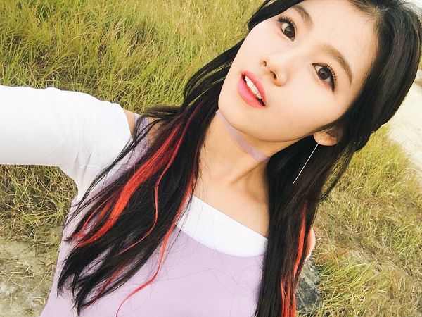 Tags: JYP Entertainment, K-Pop, Twice, Minatozaki Sana, Selca