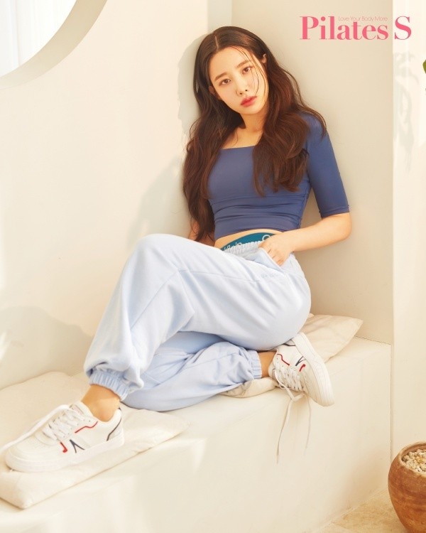 Tags: K-Pop, Berry Good, Johyun, Sneakers, White Pants, Pillow, Red Lips, Shoes, Purple Shirt, Pilates S, Naver, Magazine Scan