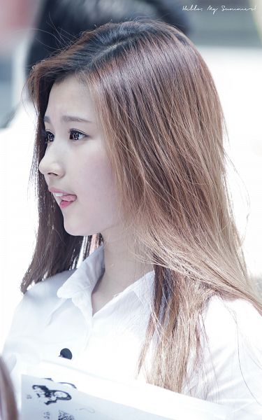 Tags: K-Pop, Twice, Minatozaki Sana, Side View, Tongue, Android/iPhone Wallpaper