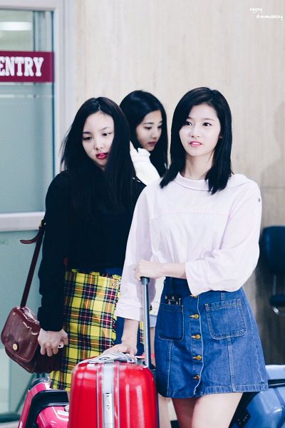 Tags: JYP Entertainment, K-Pop, Twice, Minatozaki Sana, Im Nayeon, Tzuyu