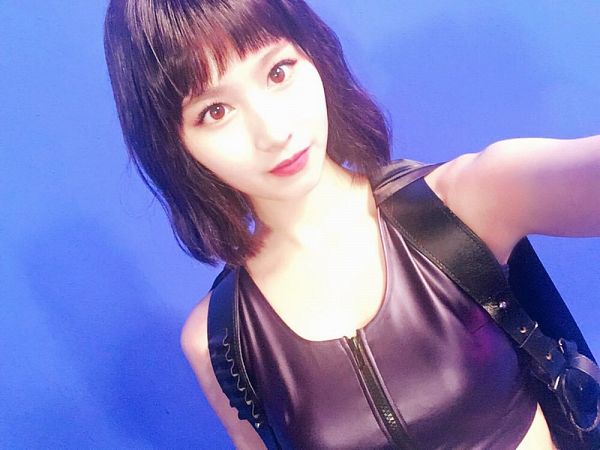 Tags: JYP Entertainment, K-Pop, Twice, Minatozaki Sana, Medium Hair, Leather Shirt, Blue Background, Midriff, Selca