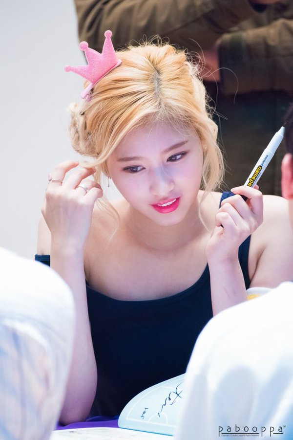 Tags: K-Pop, Twice, Minatozaki Sana