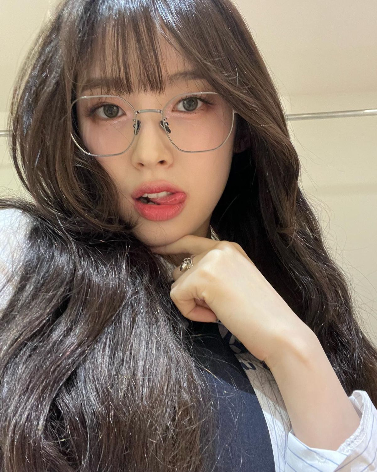 스압) 안경 미모 오마이걸 아린 섹시 스쿨룩속 귀여운 레이스 속바지 > 방송/연예 | 포인트 스톡